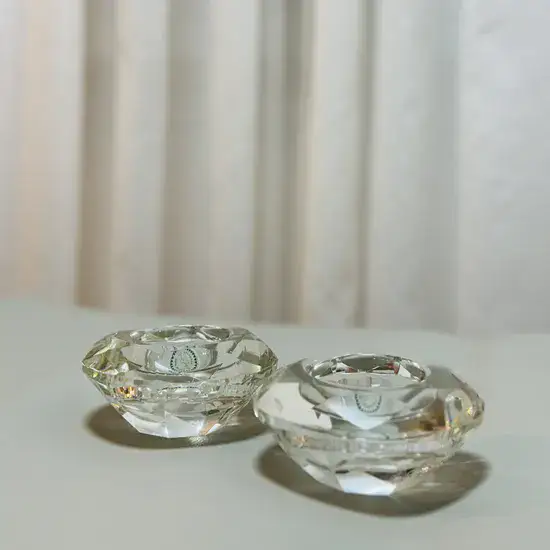 פמוטי קריסטל יוקרתיים בעיצוב אלגנטי.
