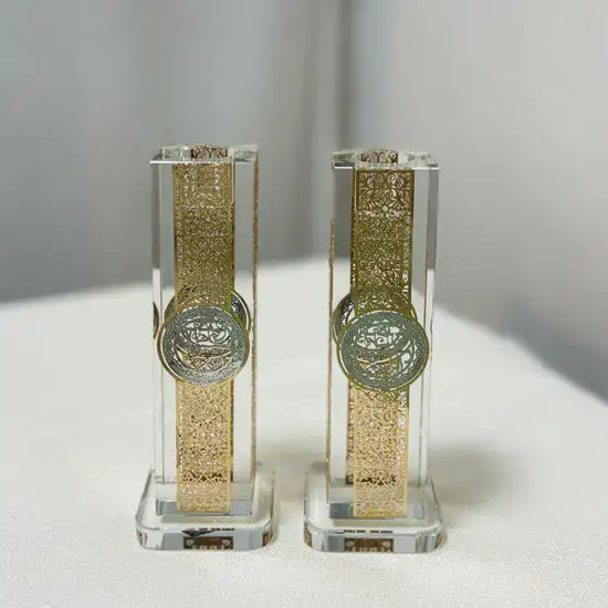 פמוטי קריסטל מעוצבים, בשילוב טס זהב וכסף.