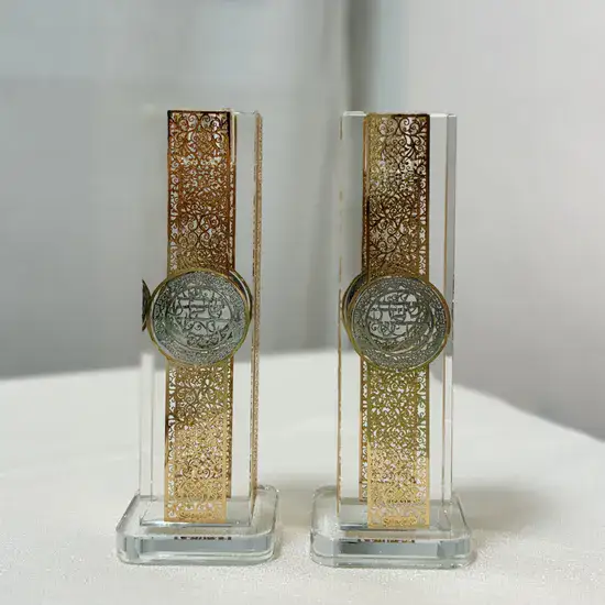 פמוטי קריסטל מעוצבים, בשילוב טס זהב וכסף.