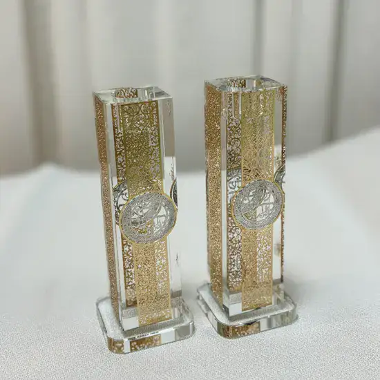 פמוטי קריסטל מעוצבים, בשילוב טס זהב וכסף.