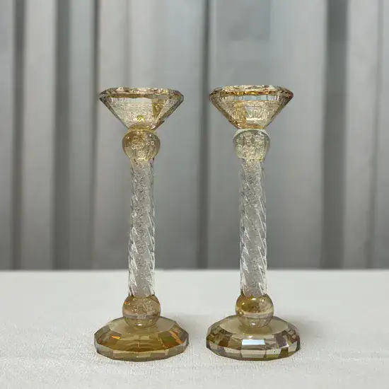 פמוטי קריסטל בעיצוב יוקרתי, שילוב זהב, ואבנים פנינה.