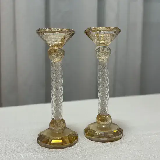 פמוטי קריסטל בעיצוב יוקרתי, שילוב זהב, ואבנים פנינה.