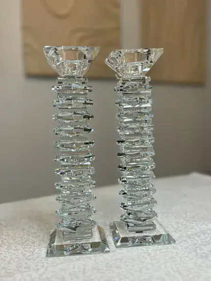 פמוטי קריסטל בעיצוב יוקרתי, מדורג אומנותי.