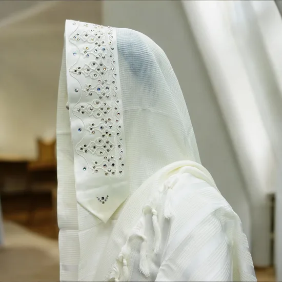 טלית מעוצבת לחתן בשילוב אבני סברובסקי SWAROVSKI דגם "פאר"