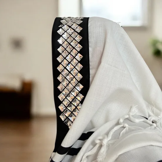 טלית פרימיום יוקרתית - שילוב אבני סברובסקי SWAROVSKI דגם "אור"