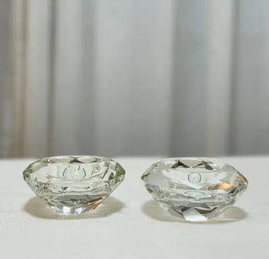 פמוטי קריסטל יוקרתיים בעיצוב אלגנטי.