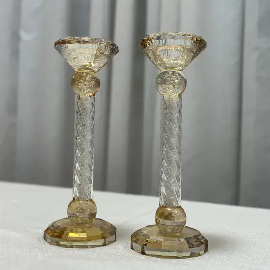 פמוטי קריסטל בעיצוב יוקרתי, שילוב זהב, ואבנים פנינה.