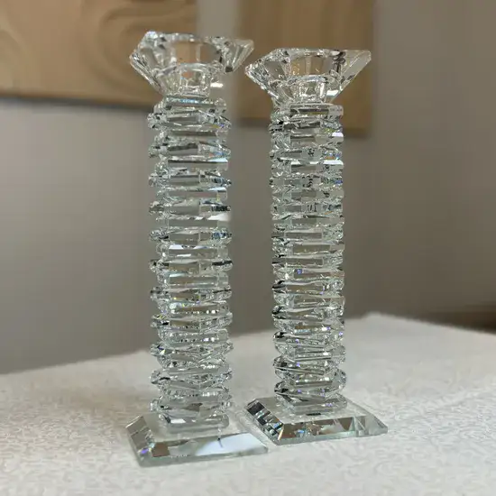 פמוטי קריסטל בעיצוב יוקרתי, מדורג אומנותי.