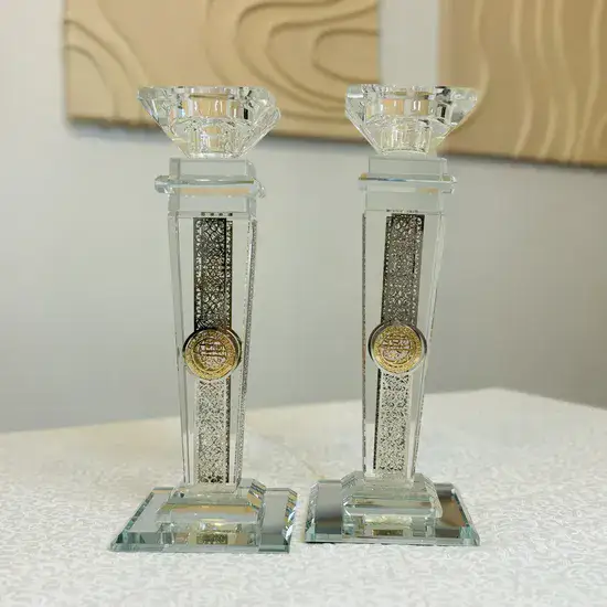 פמוטי קריסטל בעיצוב יוקרתי, שילוב טס כסף וזהב.