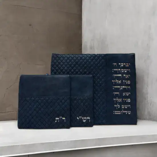 סט כיסויים לטלית ולשני תפילין רש"י ור"ת יוקרתי ומעוצב בשלוב ברכת כהנים זהב.